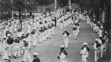 Funeral procession of Queen Liliʻuokalani with Native Hawaiian stevedores in white carrying her casket at ʻIolani Palace.